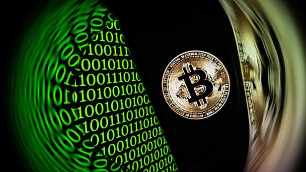 Ein Bitcoin-Logo umgeben von Zahlenreihen