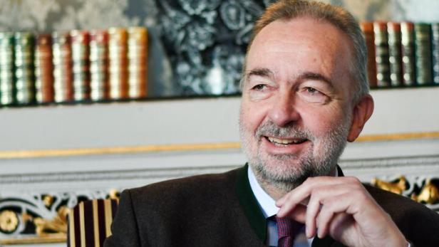 Karl Habsburg zeigt sich amüsiert beim profil-Interview.