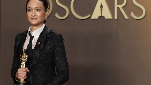 Die Kamerafrau Autumn Durald Arkapaw posiert mit ihrem Oscar bei der 98. Academy-Awards-Gala.