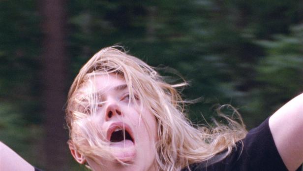 Die Schauspielerin Imogen Poots mit vom Wind zerzaustem Haar und herausgestreckter Zunge