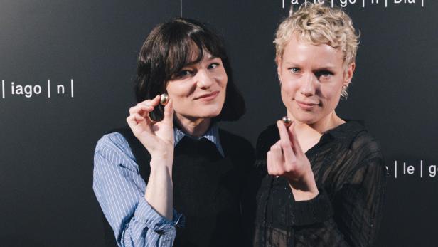 Die Schauspielerinnen Valerie Pachner und Julia Franz Richter halten die kleinen goldenen Trophäen in die Kamera.