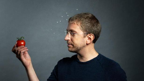 Physiker Florian Aigner mit einer Tomate