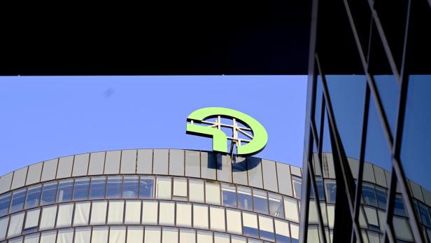 Logo der OMV auf Gebäude vor Himmel