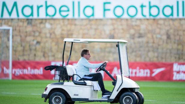 ÖFB-Teamchef Ralf Rangnick sitzt in einem Golfwagen und fährt über einen Fußballplatz