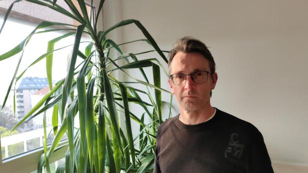 Hubert Steger von der Männerberatung Wien vor einem Fenster
