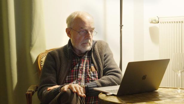 Der Neuropsychiater Johann Friedrich Spittler blickt auf den Bildschirm eines Laptops 