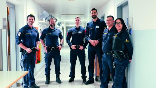 Justizwachebeamte stehen zusammen für ein gruppenfoto