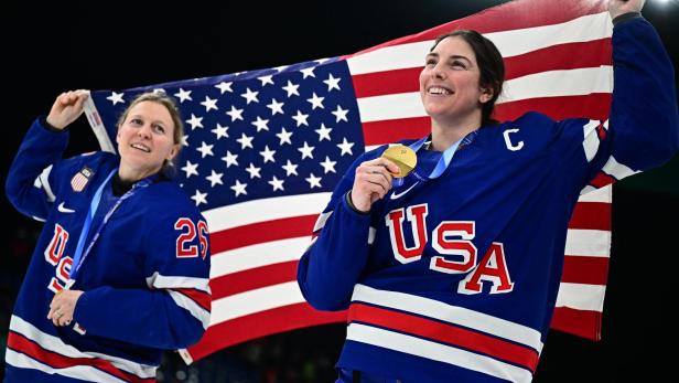 Eishockey-Spielerinnen Kendall Coyne und Hilary Knight mit US-Fahne und Goldmedaille bei den Olympischen Spielen