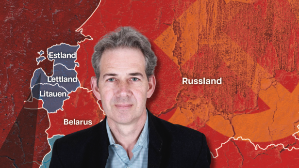 Thomas De Waal vor einem Karte postsowjetischer Staaten, Hammer und Sichel prangt über der Karte.
