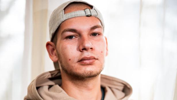 Porträtaufnahme von einem Mann mit Kappe und Kapuzenpullover