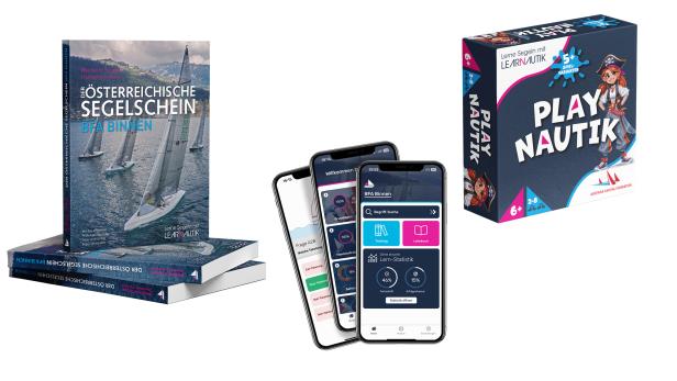 Segelbuch, drei Smartphones mit Lern-App und Brettspiel „Play Nautik“ nebeneinander dargestellt.