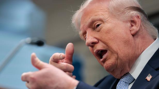 Donald Trump gestikuliert während einer Rede mit geöffnetem Mund.