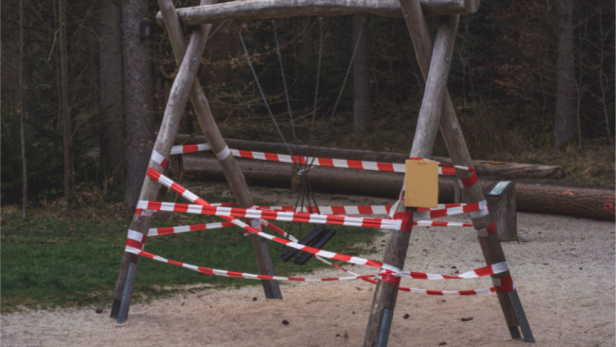 Ein beschädigtes Schaukelgerüst auf einem Spielplatz