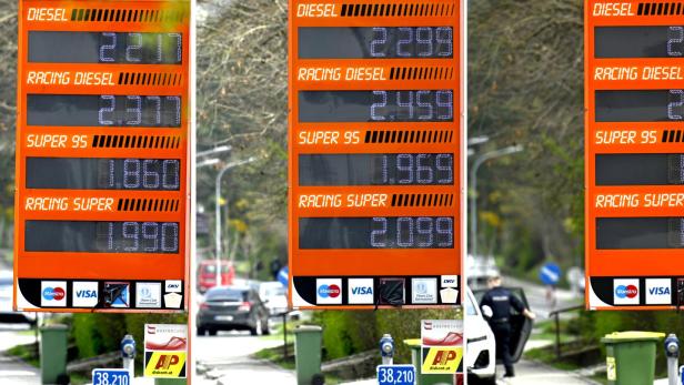 Drei Preisanzeige-Tafeln für Benzin und Diesel an der Tankstelle