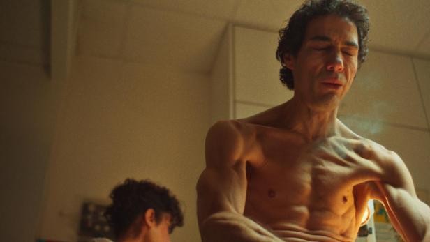 Der Schauspieler Tahar Rahim mit nacktem Oberkörper, auf dem Muskeln und Sehnen künstlich hervortreten, in "Alpha"