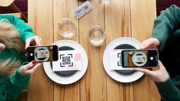 QR Codes auf Tellern werden gescannt 