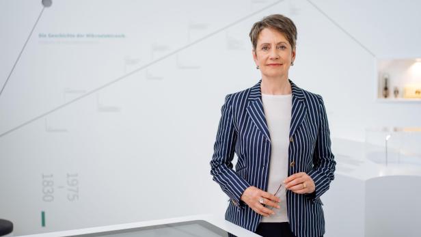 Sabine Herlitschka (59), Vorstandsvorsitzende der Infineon AG, mit einem gestreiften Blazer