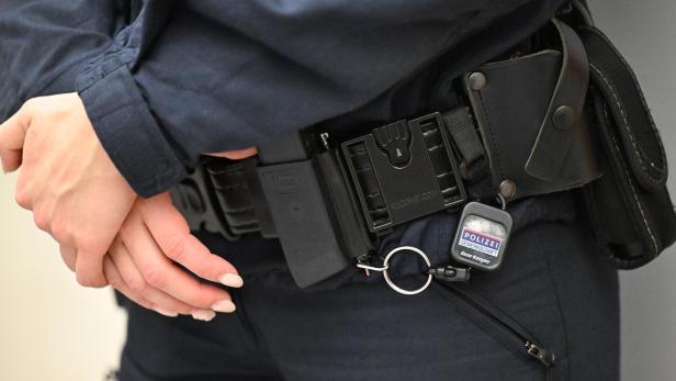 Polizistin legt ihre Hände auf ihren Dienstgürtel