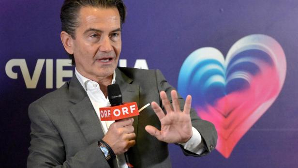 Ein Mann, der frühere ORF-Chef Weißmann, spricht in ein Mikrofon