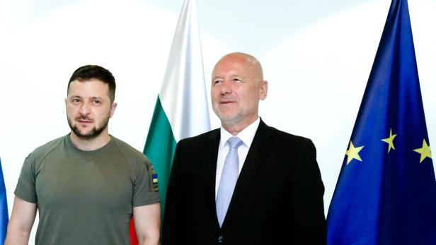 Wolodymyr Selenskyj und Todor Tagarev stehen nebeneinander vor den Flaggen der Ukraine, Bulgariens und der EU.