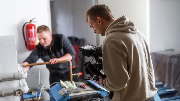Ein Mann filmt etwas 
