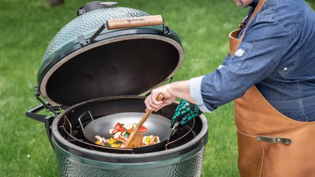 Ein Grill im Garten 