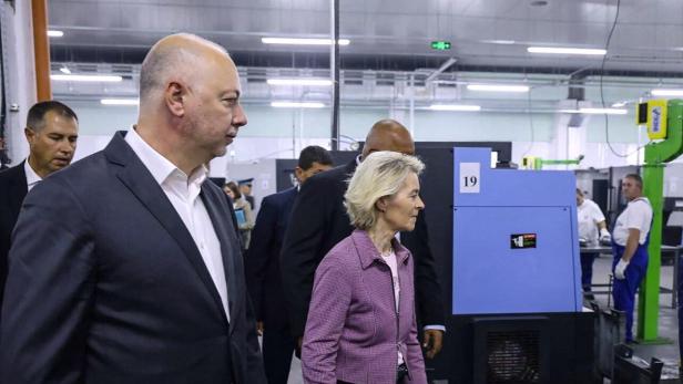 Ursula von der Leyen besichtigt eine Fabrik mit Metallprodukten.