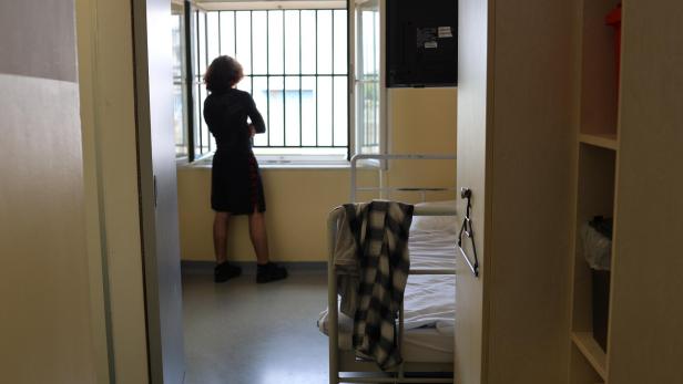 Jugendlicher in einer Zelle der Justizanstalt Münnichplatz