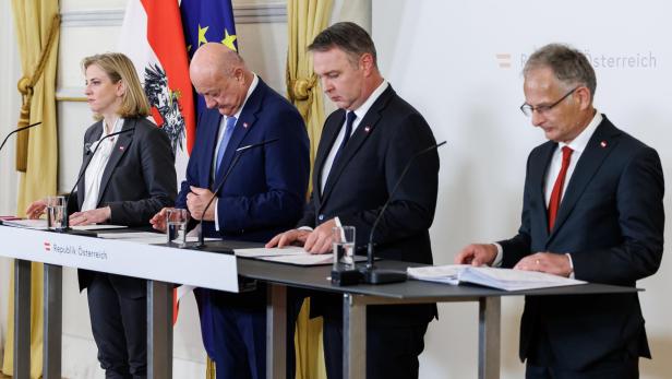 Beate Meinl-Reisinger, Christian Stocker und Andreas Babler präsentieren gemeinsam mit Markus Marterbauer die Eckpunkte des Doppelbudgets 2027/2028 bei einer Pressekonferenz.