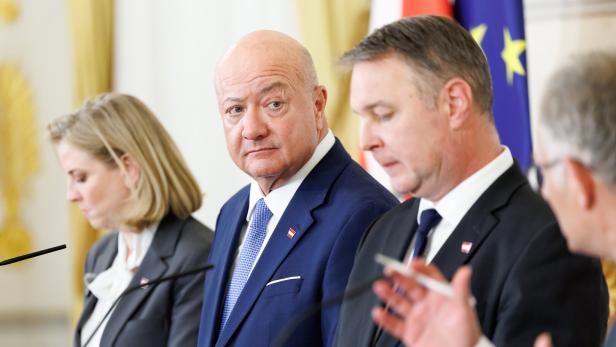Foto von einer Pressekonferenz der österreichsichen Bundesregierung