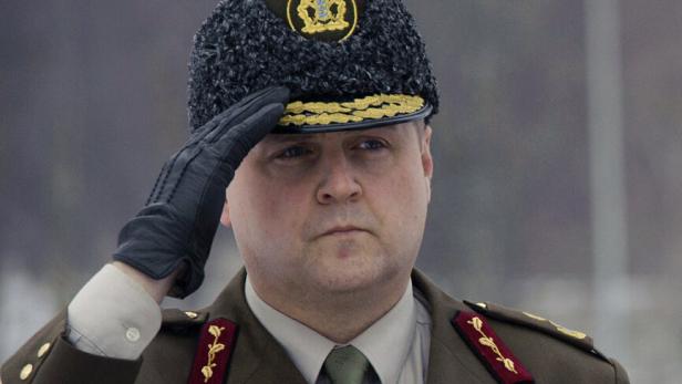 Ein General salutiert