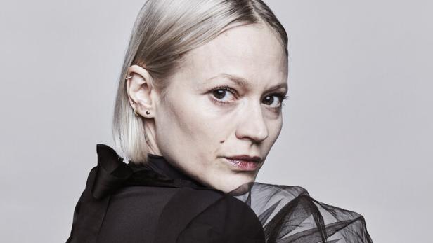 Mavie Hörbiger in einem schwarzen Abendkleid