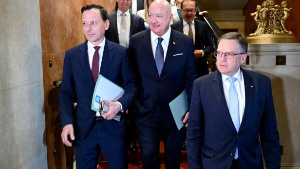 Drei Männer in dunklen Anzügen. Es sind die ÖVP-Politiker Ernst Gödl, Christian Stocker und August Wöginger.