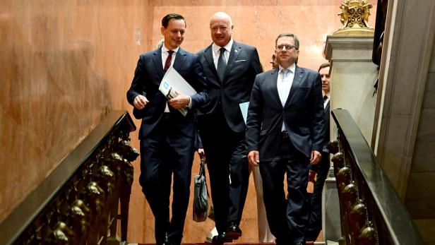 Drei Männer gehen eine Stiege hinab. Es sind die ÖVP-Politiker Gödl, Stocker und Wöginger.