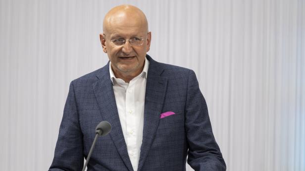 Mann im Anzug am Rednerpult