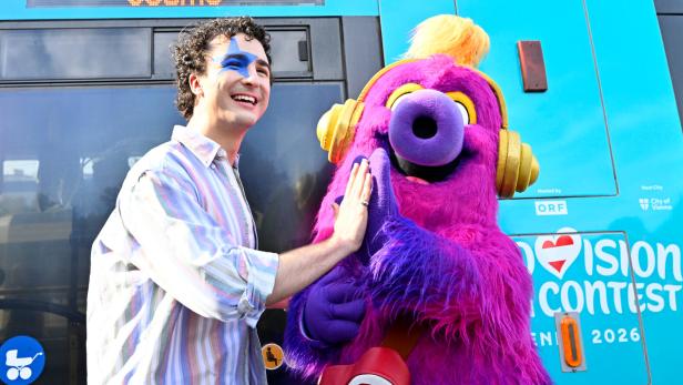 ESC-Candidat Cosmo mit Maskottchen Auri vor Straßenbahn