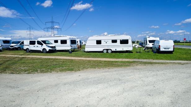 Wohnwägen parken auf einer Gstettn beim Outletcenter Parndorf