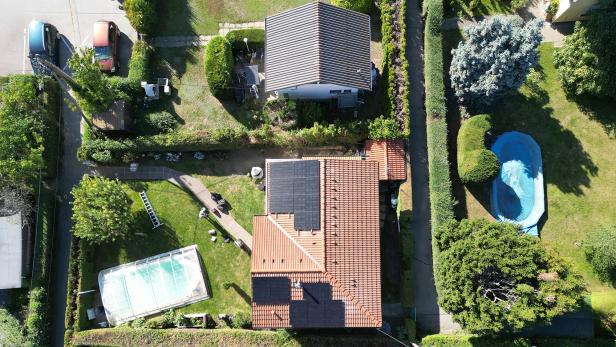 Ein Haus von oben, mit Sonnenpanelen 