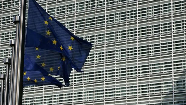 EU-Flaggen vor dem Europäischen Parlament