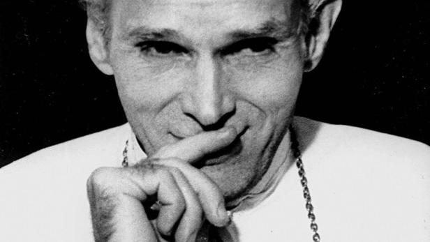 Tomasz Machciński inszeniert sich vor der Kamera als Papst