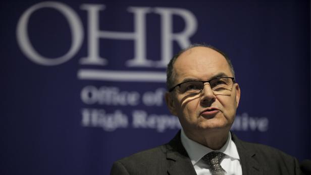 Hoher Repräsentant für Bosnien und Herzegowina Christian Schmidt vor einer Wand mit der Aufschrift OHR.