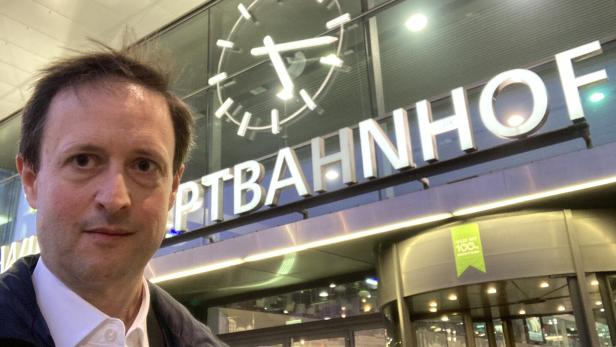 profil-Chefreporter Stefan Melichar am Wiener Hauptbahnhof auf dem Weg zu einer Gerichtsverhandlung