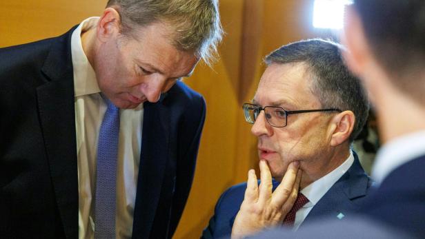 August Wöginger berät sich mit seinem Anwalt Michael Rohregger.