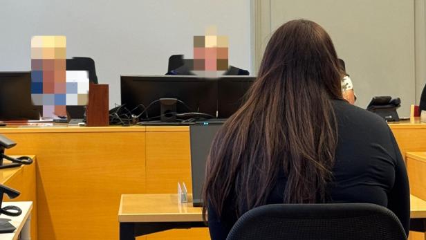 Frau sitzt auf Anklagebank bei Gericht