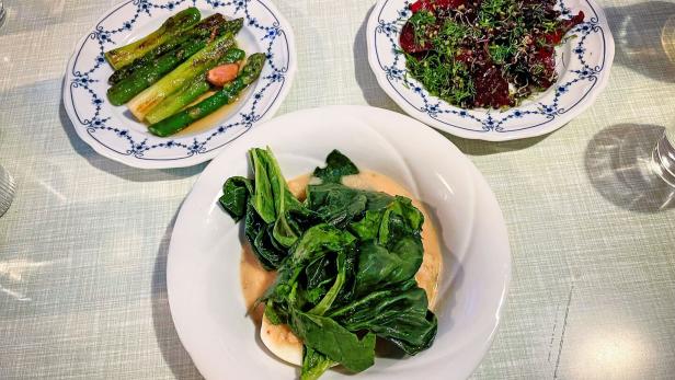 Das Bild zeigt grünen Spargel, einen Rote-Rüben-Salat und ein Senf-Ei