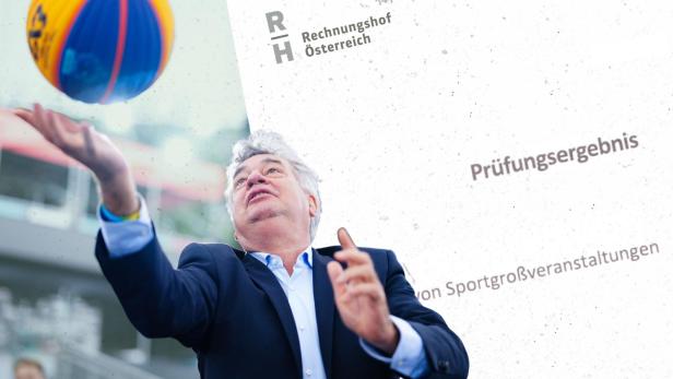 Ex-Sportminister Werner Kogler (Grüne) im Anzug wirft einen blau-gelben Ball. Dahinter liegt ein Rechnungshofbericht zu Sportgroßveranstaltungen
