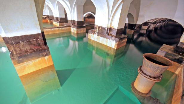 WASSERSPEICHER ROSENHÜGEL: Große Säulenhalle, türkisblaues Wasser