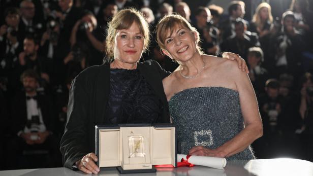 Regisseurin Valeska Grisebach und Schauspielerin Jana Radewa posieren mit einer Auszeichnung vor großem Publikum