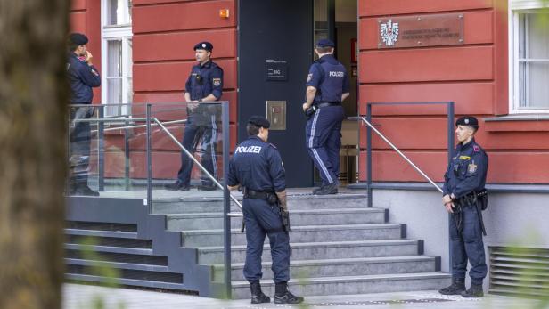 Landesgericht Klagenfurt wird von zahlreichen Polizisten bewacht.
