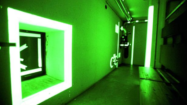 Grüne Leuchtfarbe erhellt den dunklen Bunker.